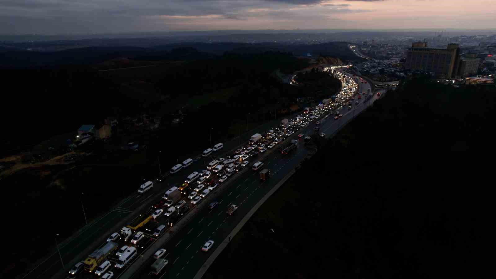 Başakşehir’de zincirleme kaza sonrası oluşan trafik yoğunluğu havadan görüntülendi

