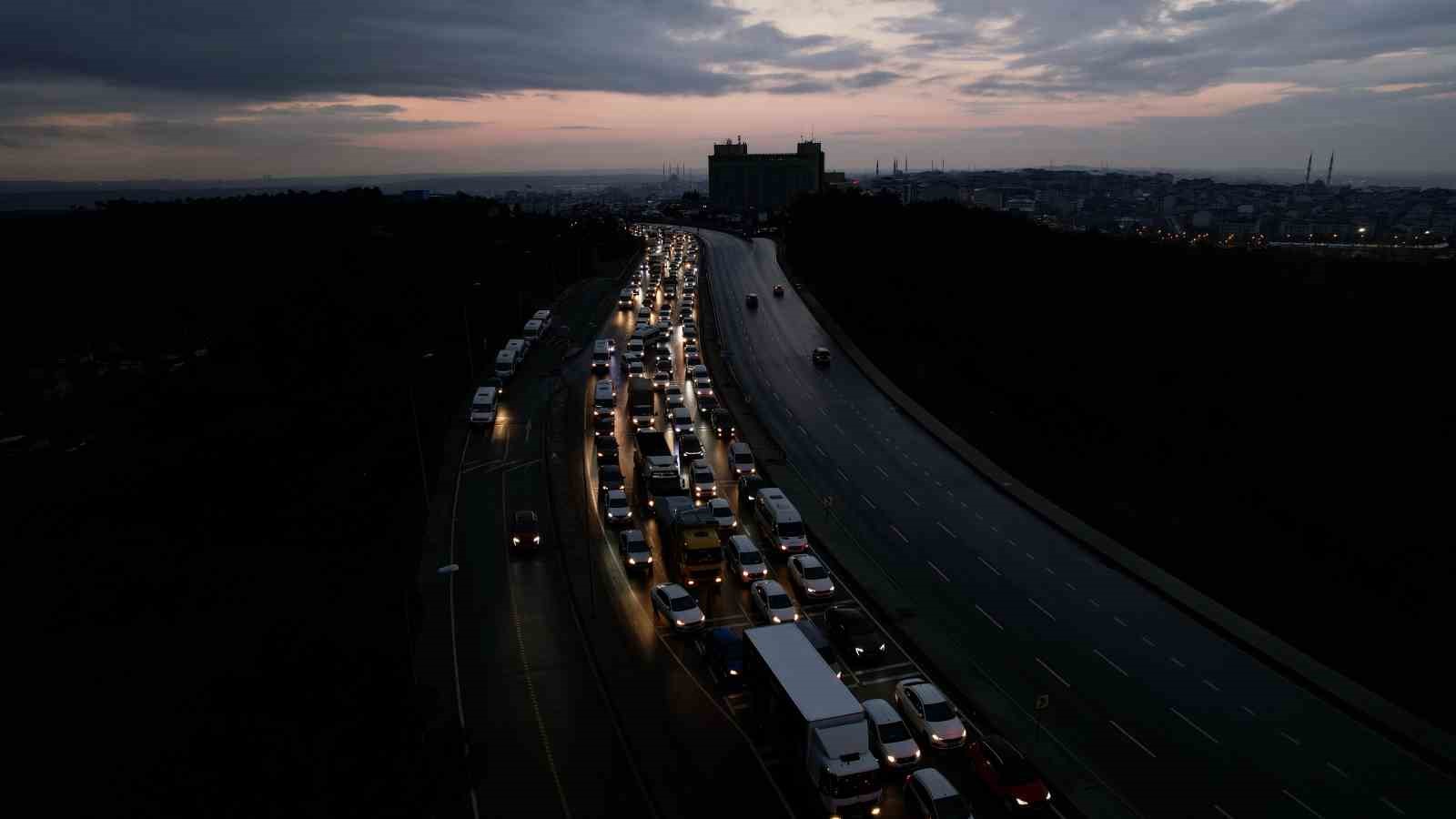 Başakşehir’de zincirleme kaza sonrası oluşan trafik yoğunluğu havadan görüntülendi
