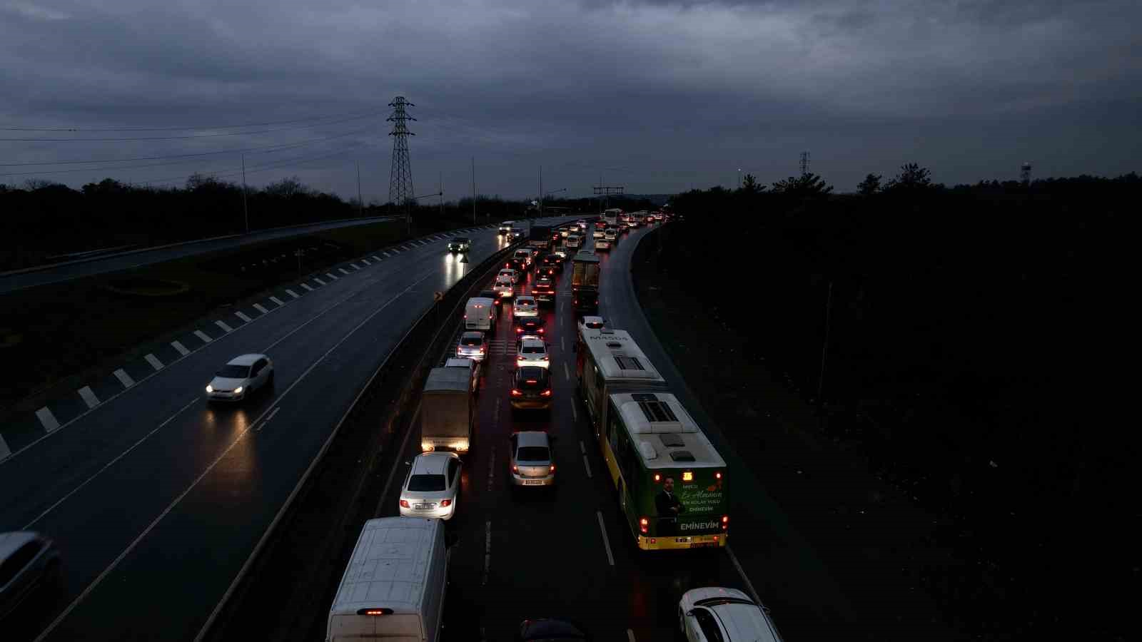 Başakşehir’de zincirleme kaza sonrası oluşan trafik yoğunluğu havadan görüntülendi
