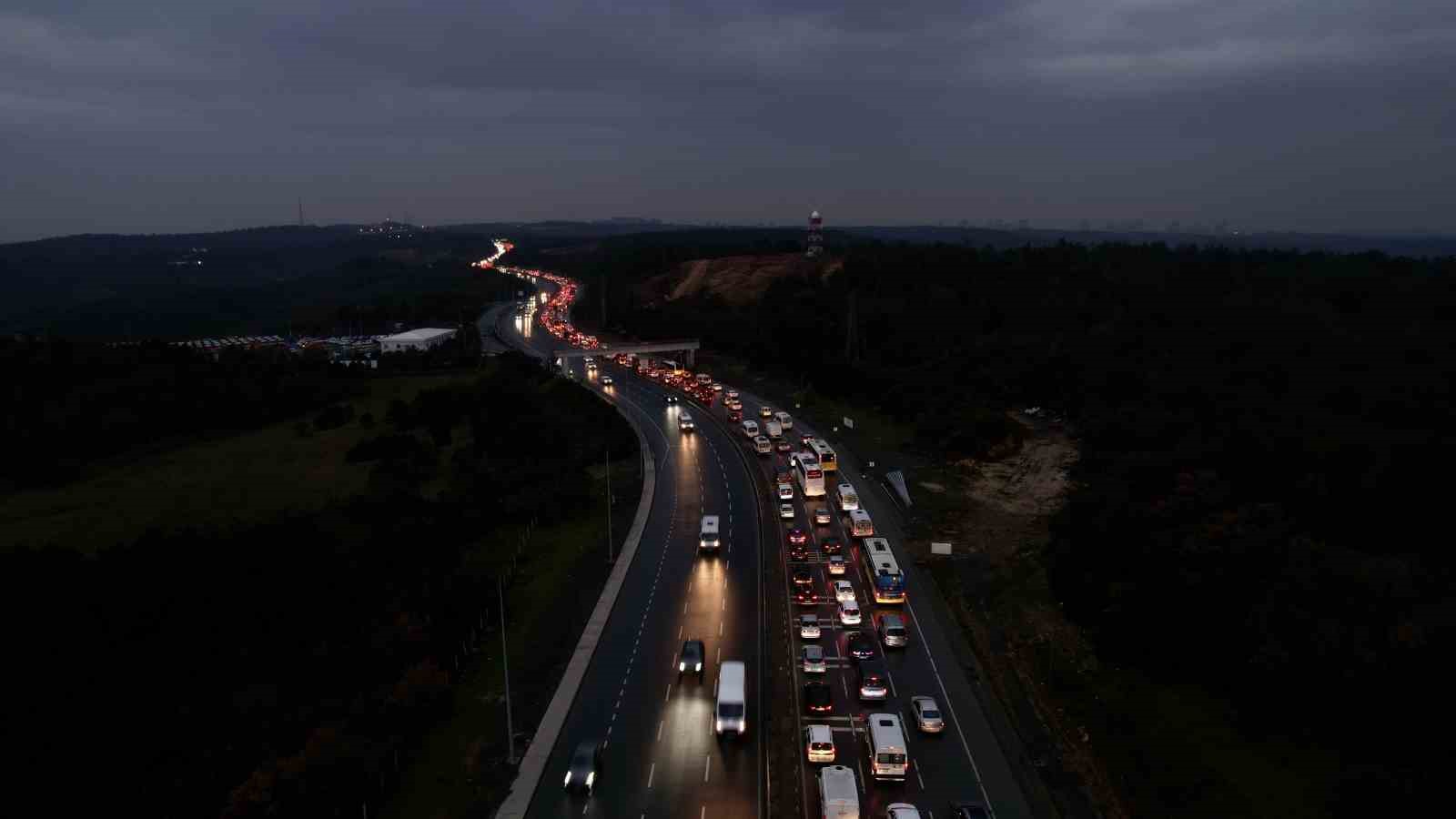 Başakşehir’de zincirleme kaza sonrası oluşan trafik yoğunluğu havadan görüntülendi
