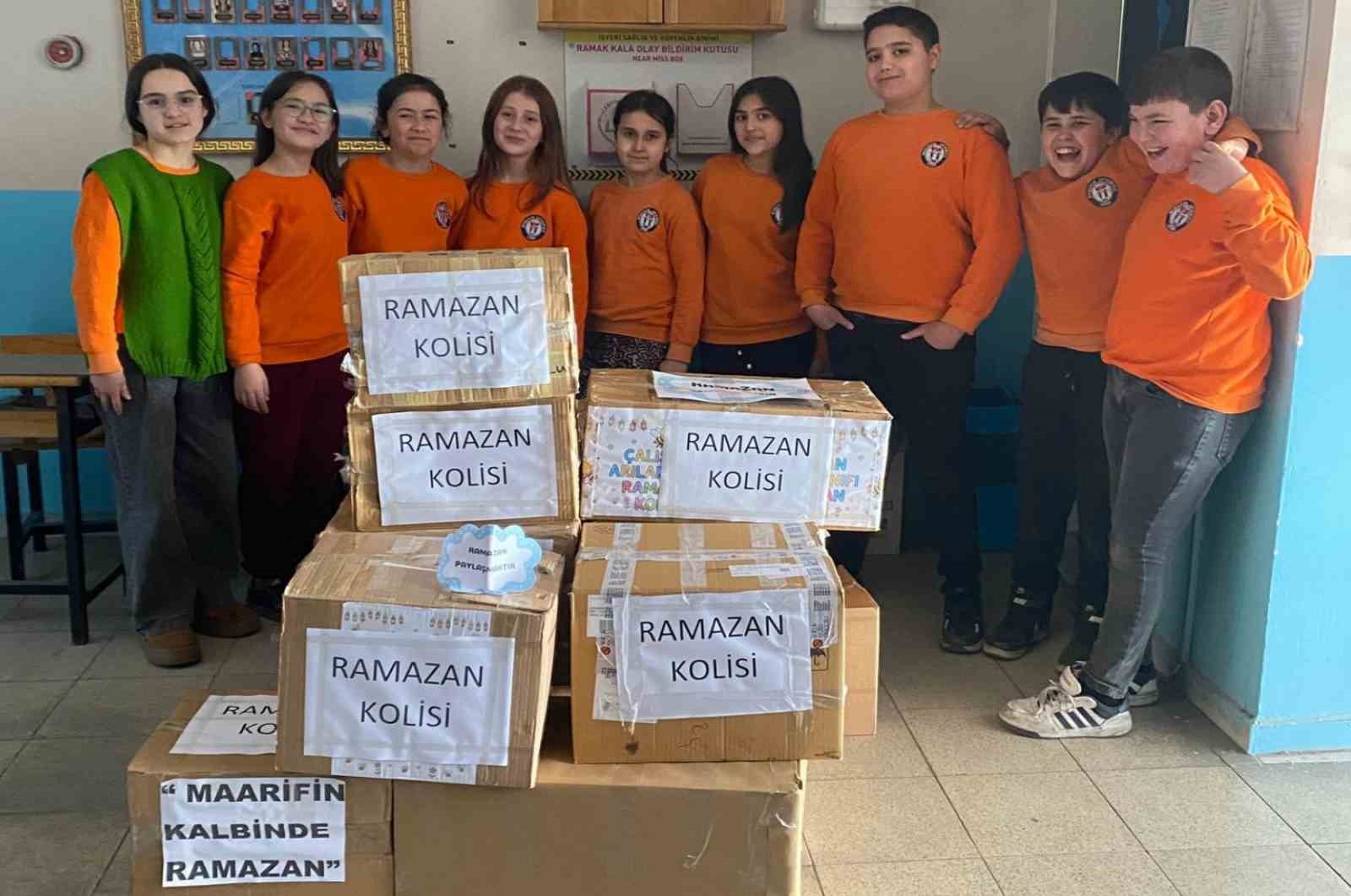 Başçayır’da minik yüreklerden Ramazan kolisi
