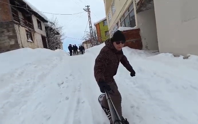 Başçiftlik sokaklarını snowboard pistine döndürdü
