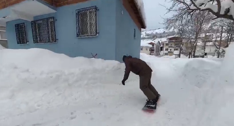 Başçiftlik sokaklarını snowboard pistine döndürdü
