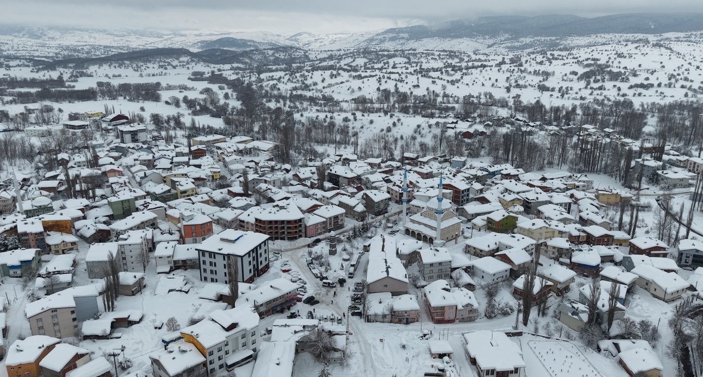 Başçiftlik sokaklarını snowboard pistine döndürdü
