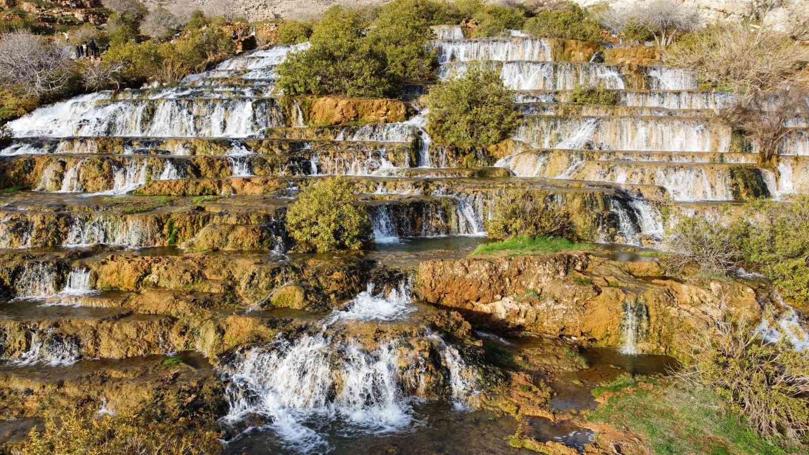 Başdeğirmen Şelalesi ziyaretçi akınına uğradı
