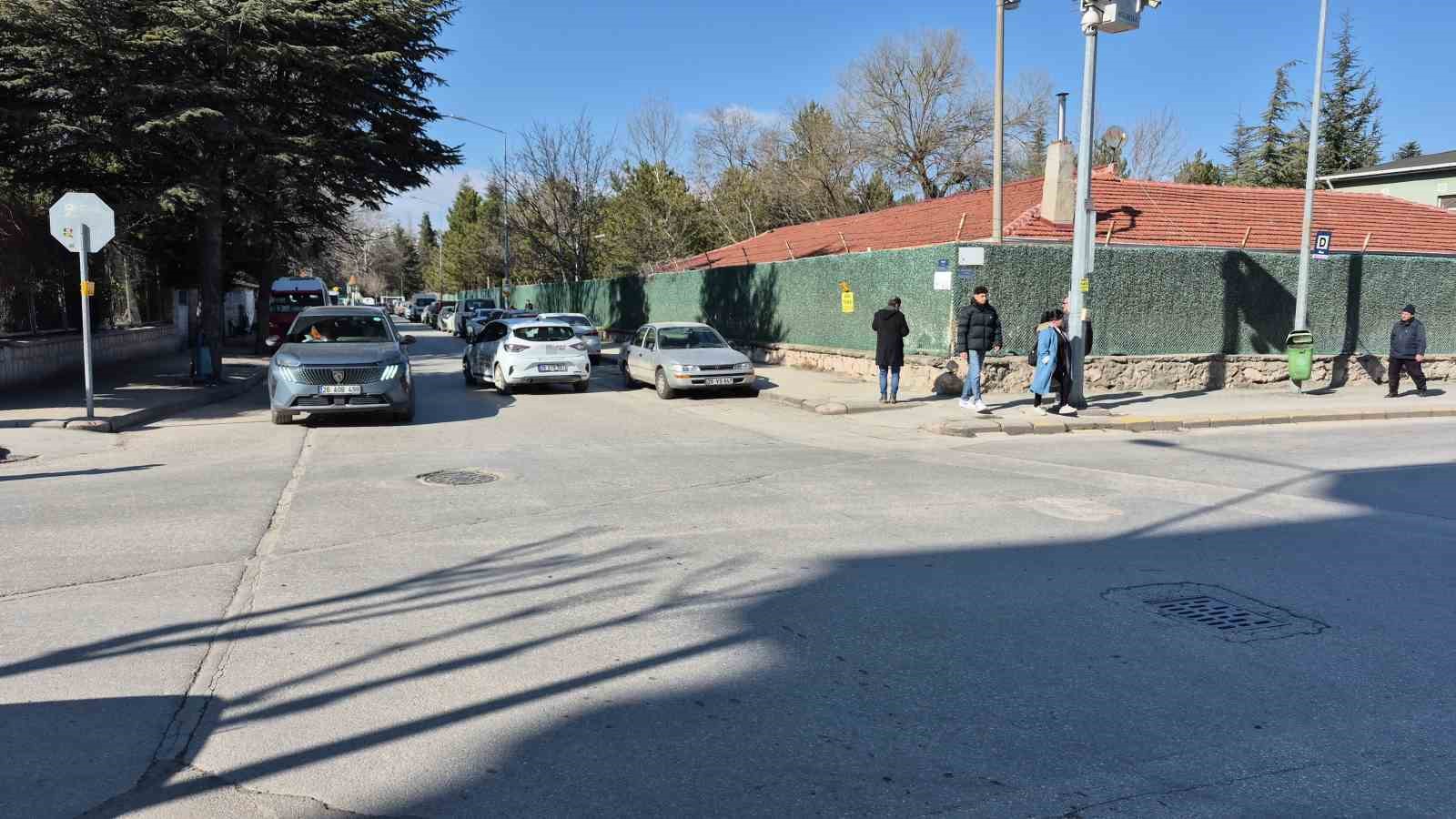 Basılı kalan otomobil kornası pazar günü vatandaşların kabusu oldu
Basılı kalan otomobil kornası pazar günü vatandaşların kabusu oldu