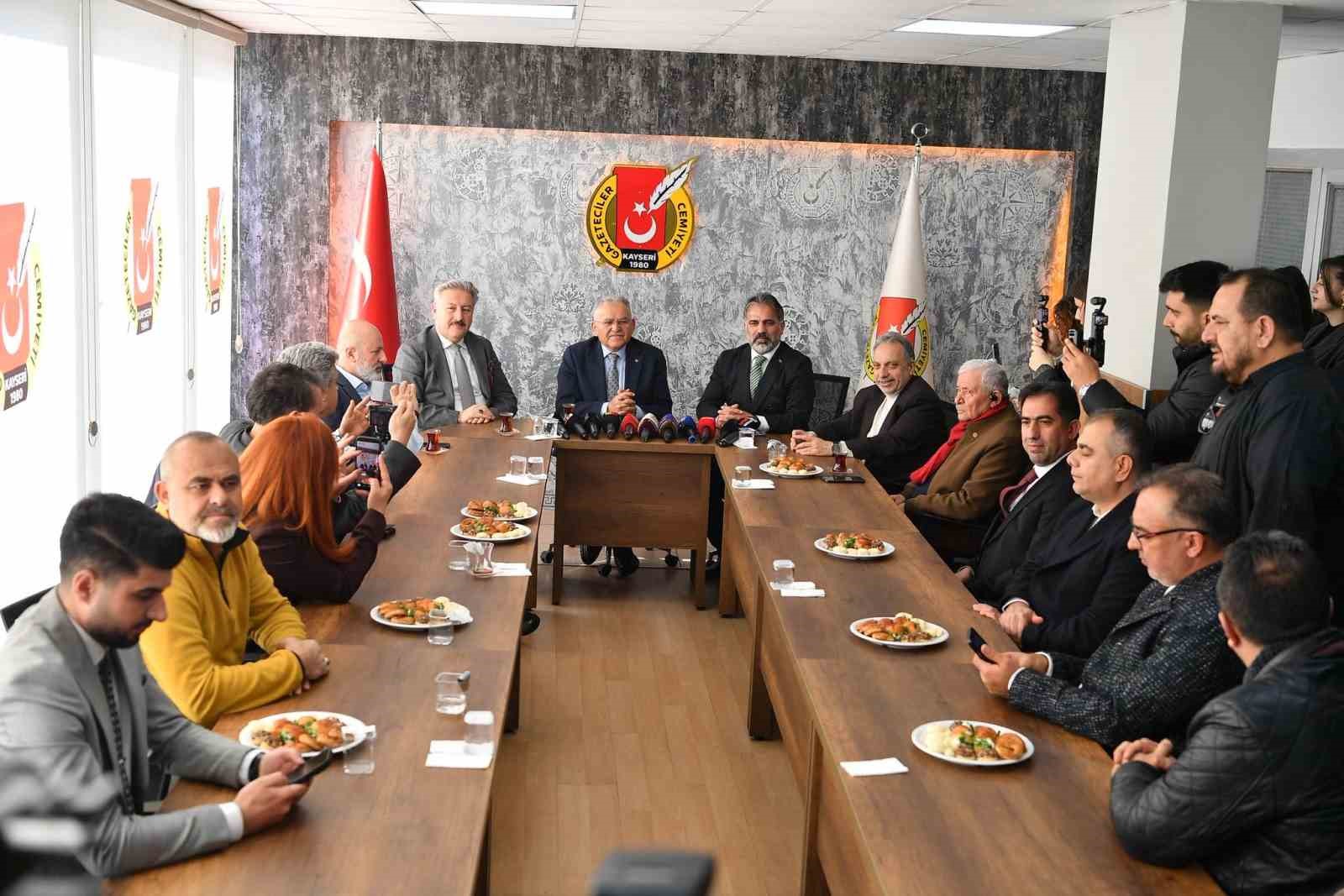 Basın mensuplarının 10 Ocak Çalışan Gazeteciler Günü’nü kutlayan Büyükkılıç: "İyi ki varsınız"
