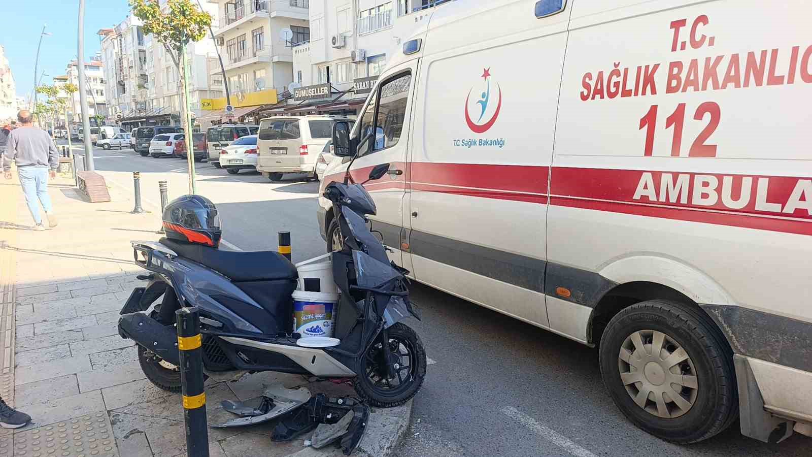 Başında olması gereken kask motosiklette olunca ölümden döndü
