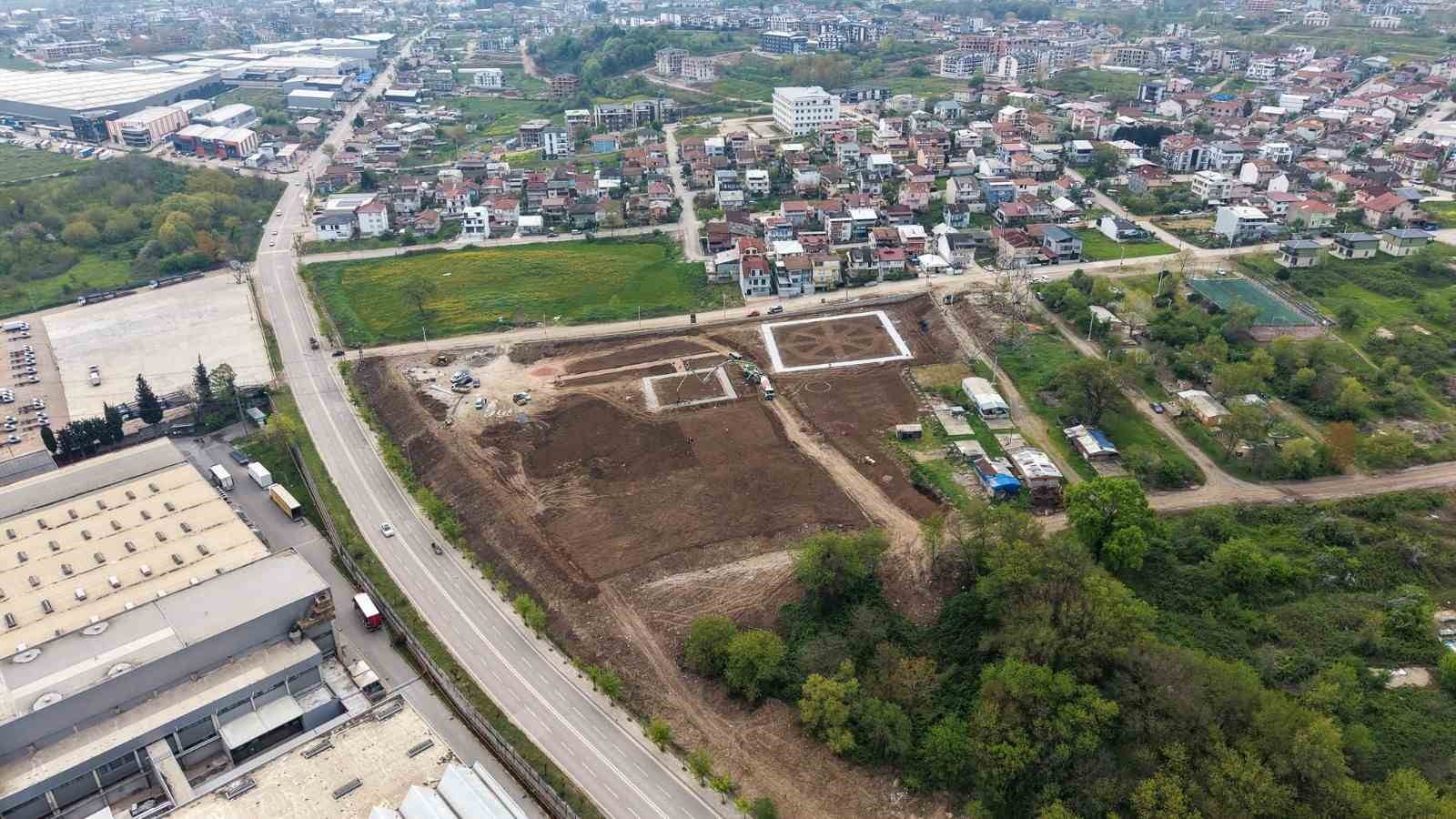 Başiskele’de 15 bin gül fidanı toprakla buluşuyor
