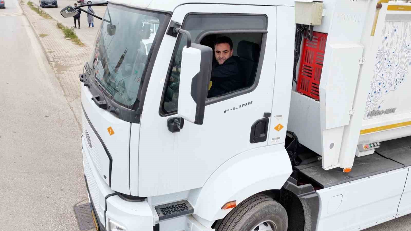 Başiskele’de elektrikli çöp kamyonu dönemi başlıyor
Başiskele’de elektrikli çöp kamyonu dönemi başlıyor