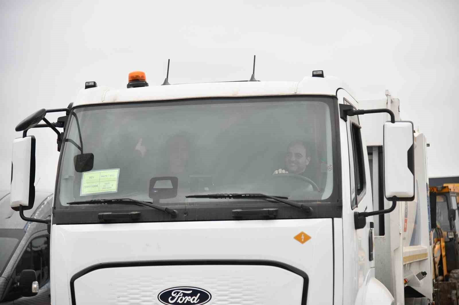 Başiskele’de elektrikli çöp kamyonu dönemi başlıyor
Başiskele’de elektrikli çöp kamyonu dönemi başlıyor