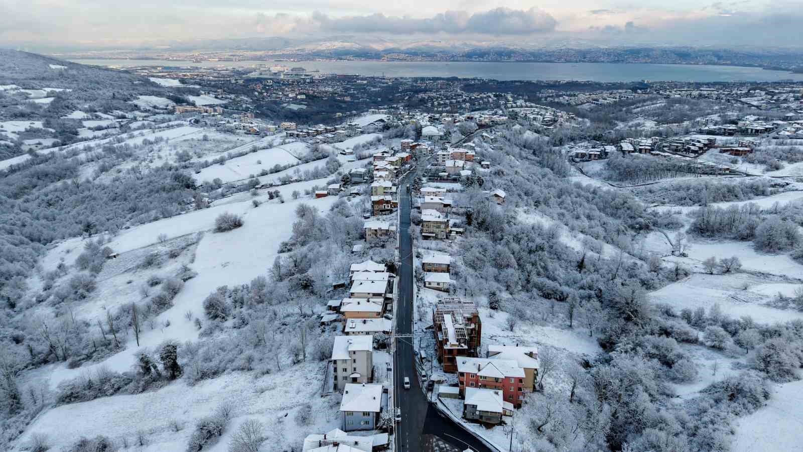 Başiskele’de karla mücadele çalışmaları sürüyor
