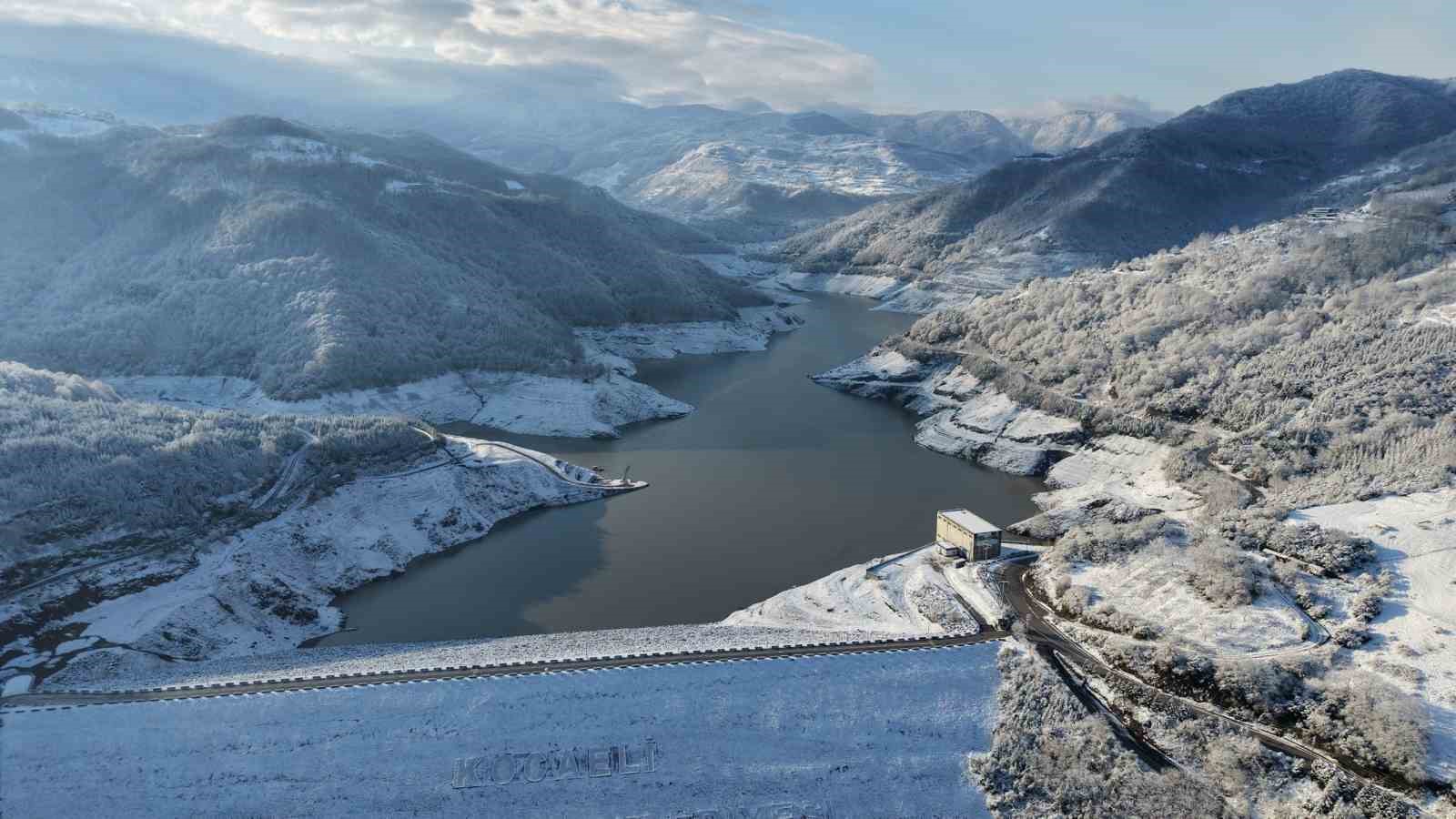 Başiskele’de karla mücadele çalışmaları sürüyor
