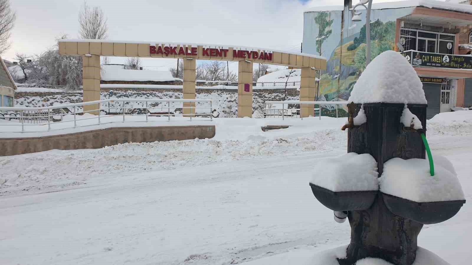 Başkale kara gömüldü, 88 yerleşim yerinin yolu kapandı
