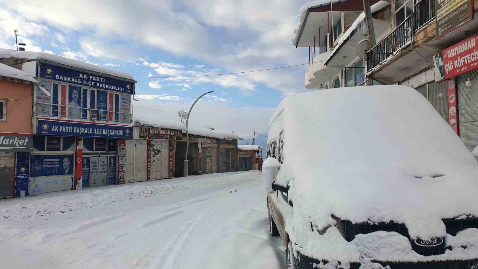 Başkale kara gömüldü, 88 yerleşim yerinin yolu kapandı
