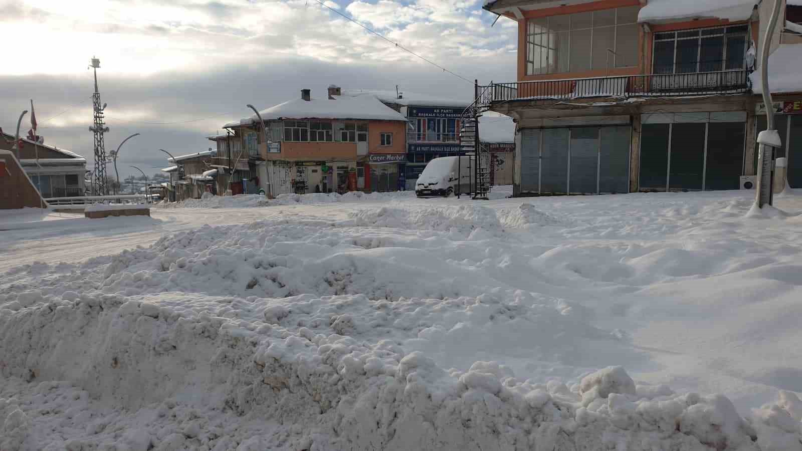 Başkale kara gömüldü, 88 yerleşim yerinin yolu kapandı
