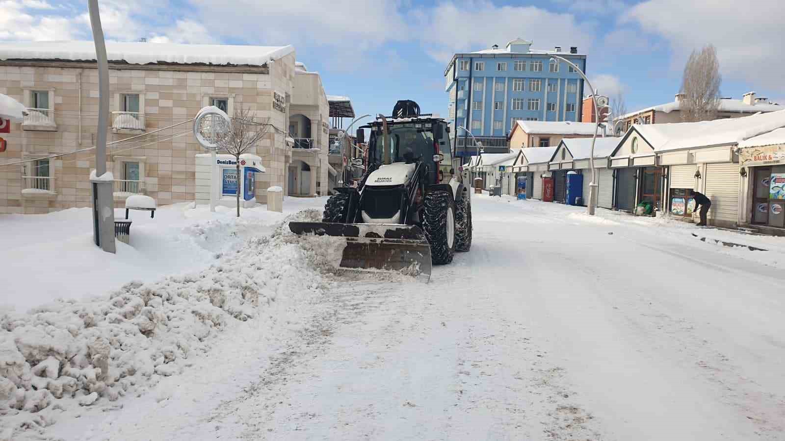 Başkale kara gömüldü, 88 yerleşim yerinin yolu kapandı
