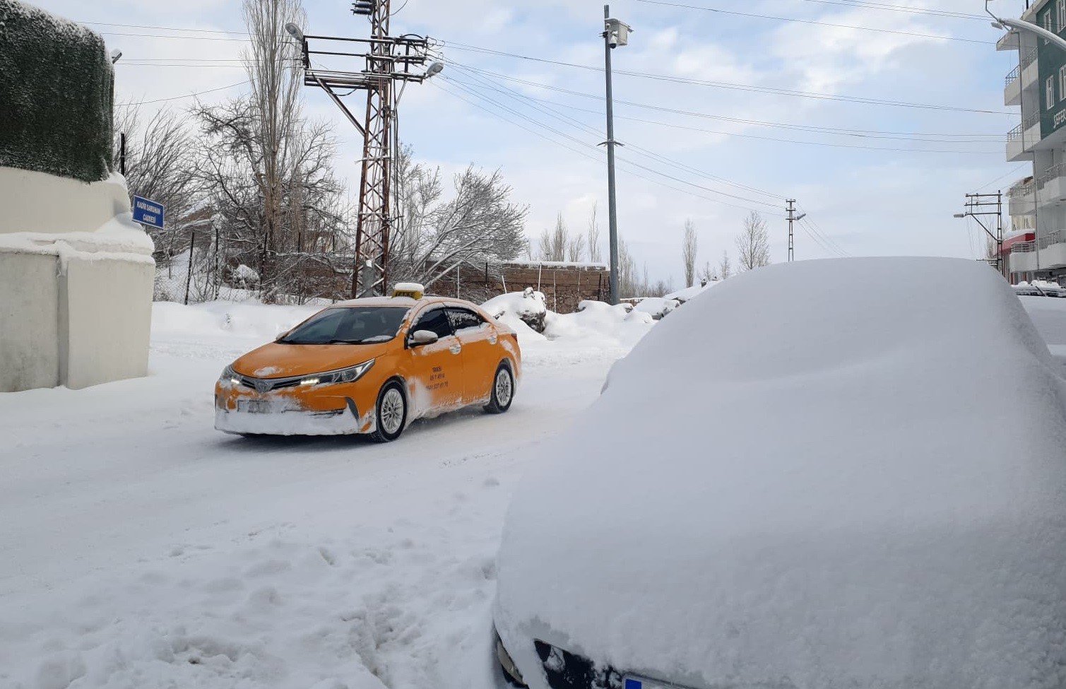 Başkale kara gömüldü, 88 yerleşim yerinin yolu kapandı
