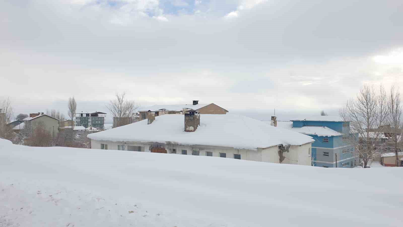 Başkale kara gömüldü, 88 yerleşim yerinin yolu kapandı
