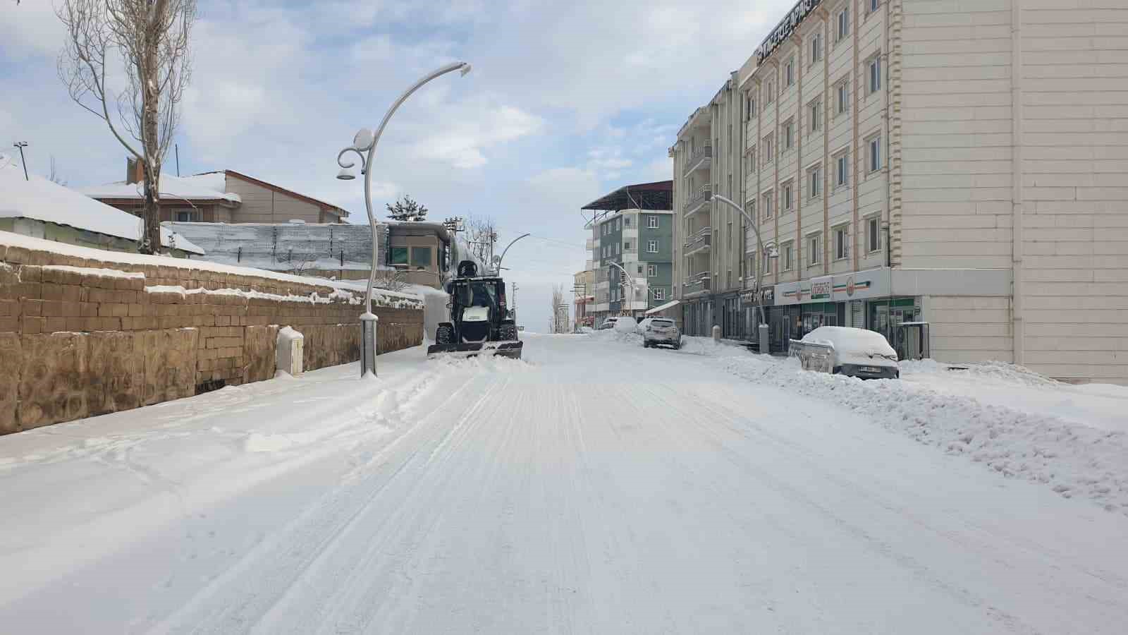 Başkale kara gömüldü, 88 yerleşim yerinin yolu kapandı
