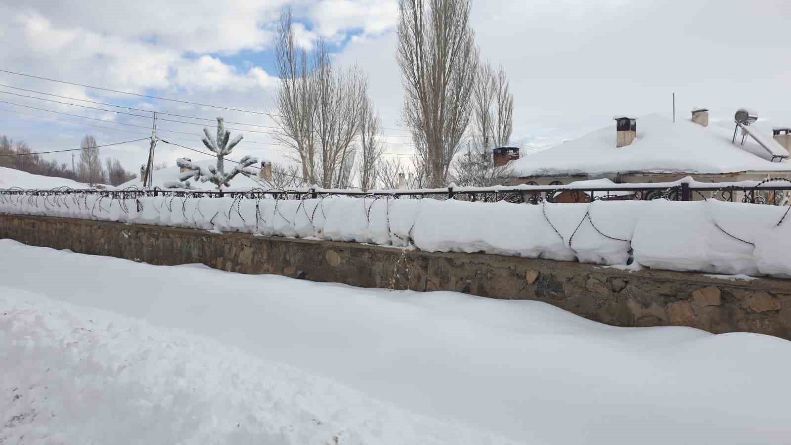 Başkale kara gömüldü, 88 yerleşim yerinin yolu kapandı
