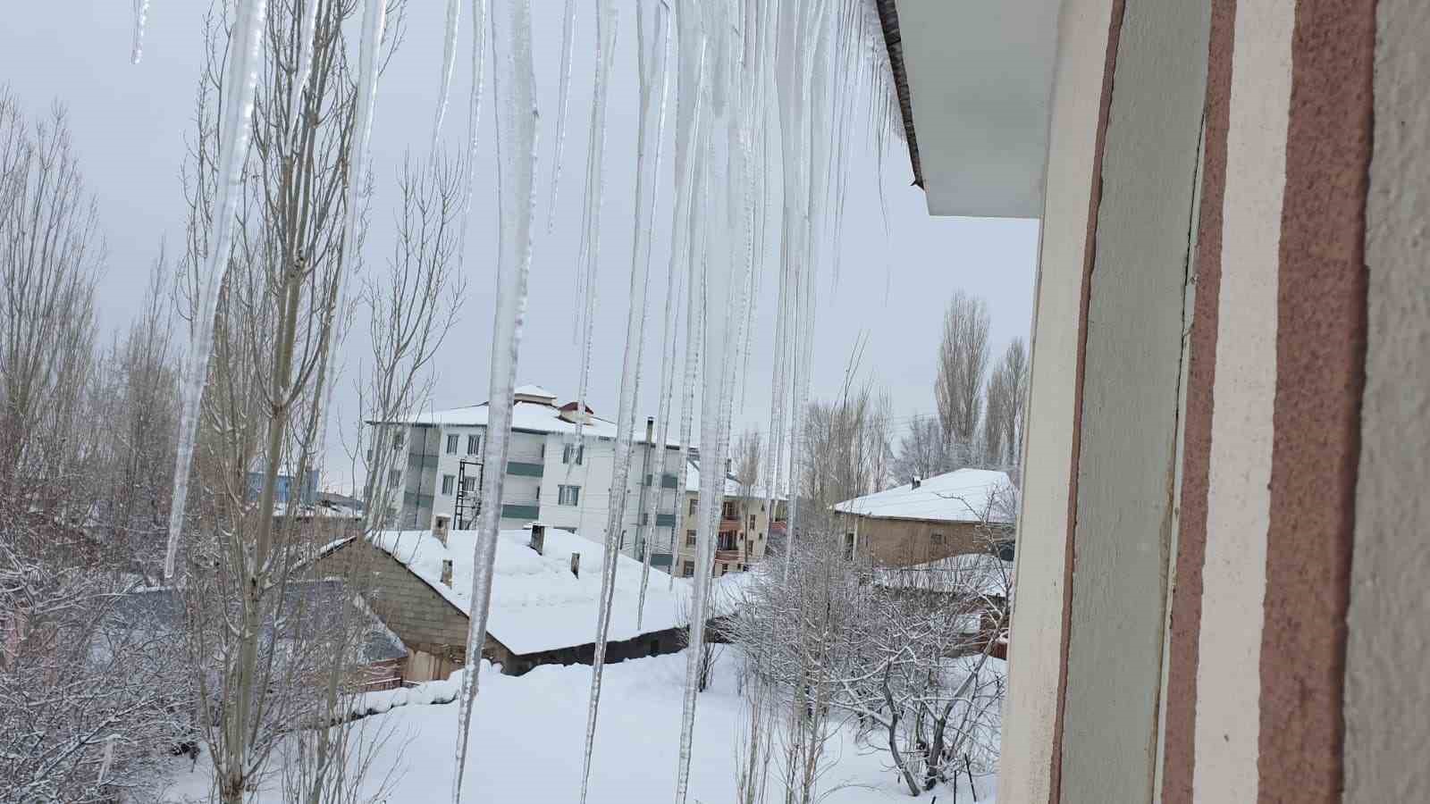 Başkale’de 13 yerleşim yerine ulaşım sağlanamıyor
