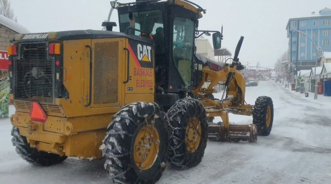 Başkale’de 13 yerleşim yerine ulaşım sağlanamıyor

