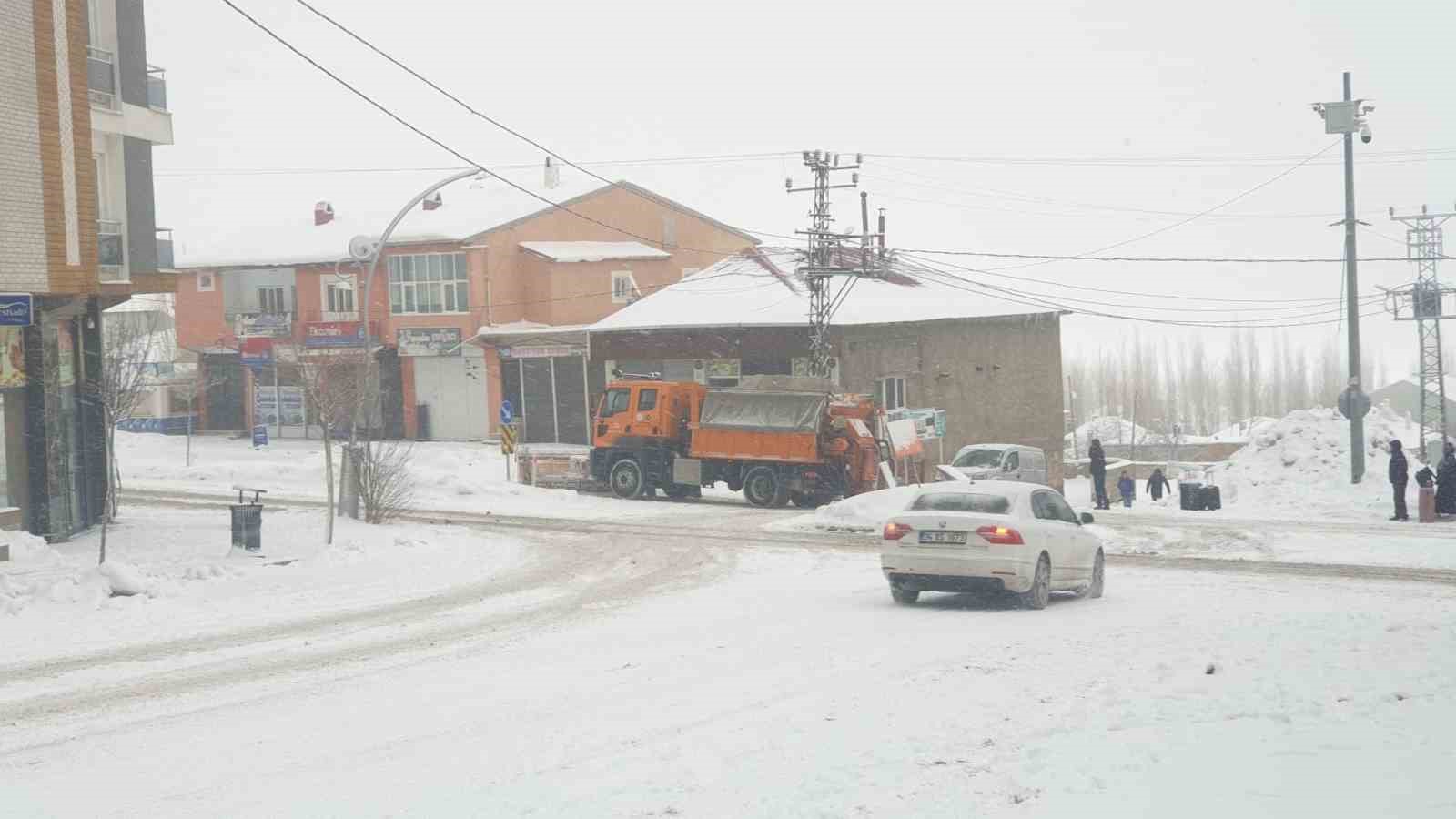 Başkale’de 19 yerleşim yerinin yolu ulaşıma kapandı
