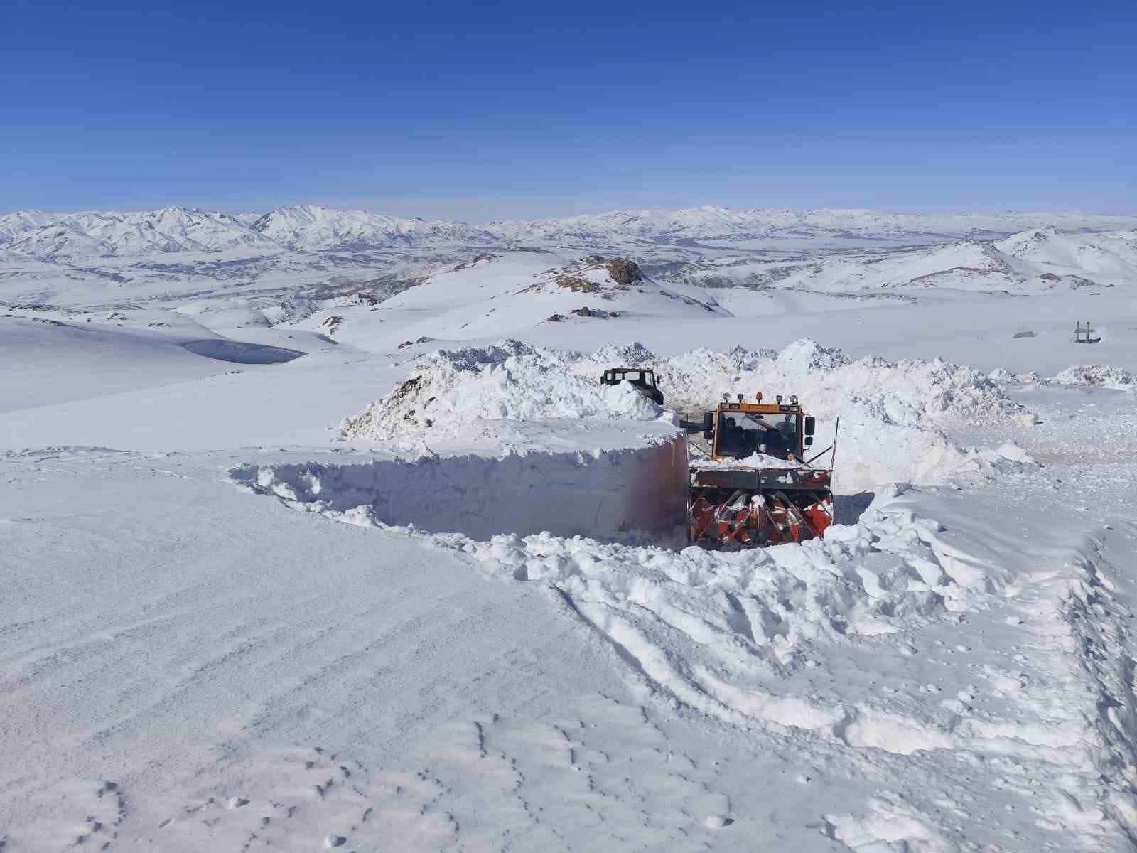 Başkale’de 3 metreyi bulan kar tünellerinde çalışma
