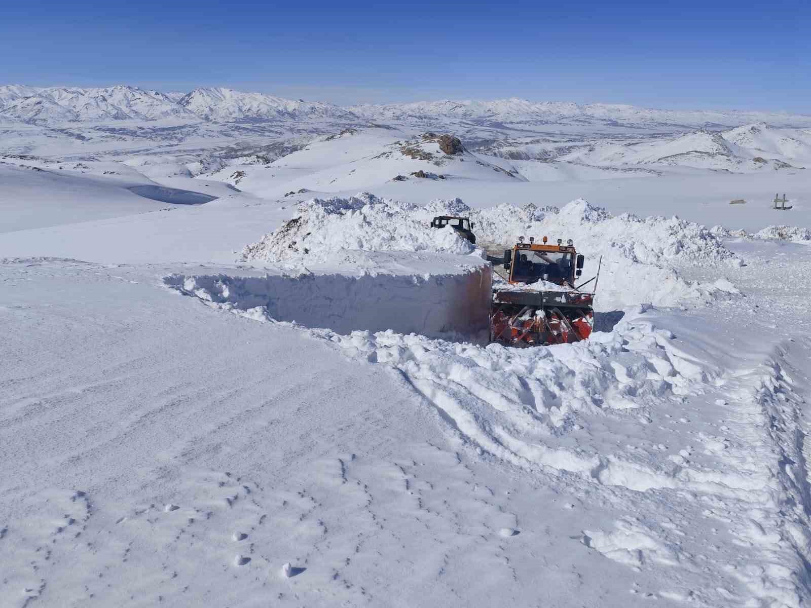 Başkale’de 3 metreyi bulan kar tünellerinde çalışma
