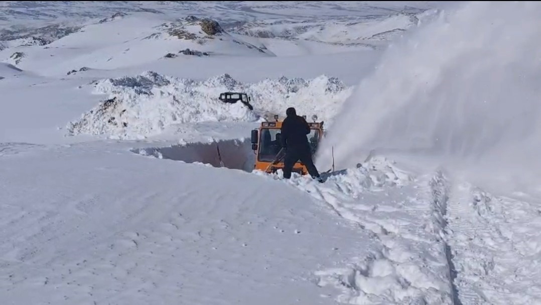 Başkale’de 3 metreyi bulan kar tünellerinde çalışma
