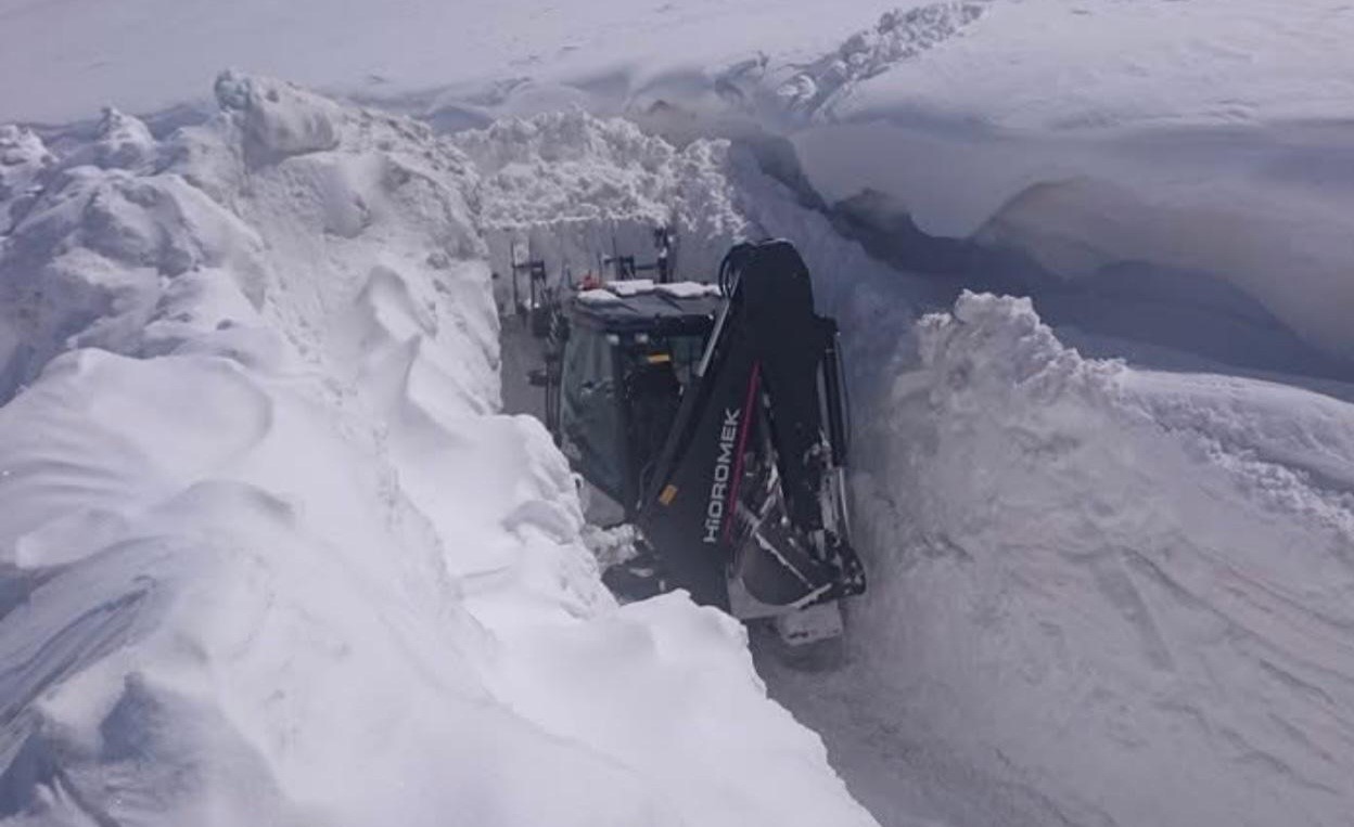 Başkale’de 3 metreyi bulan kar tünellerinde çalışma
