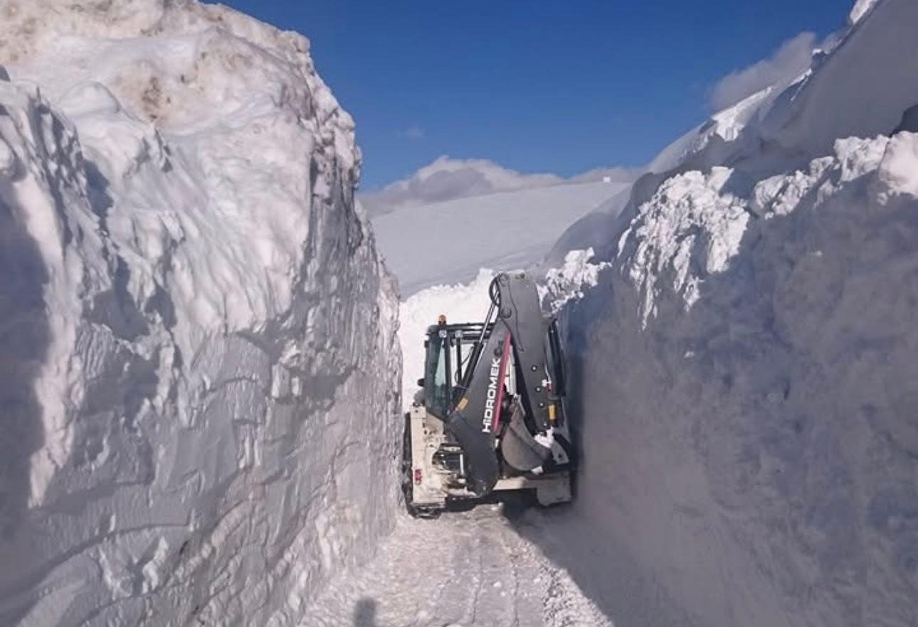 Başkale’de 3 metreyi bulan kar tünellerinde çalışma
