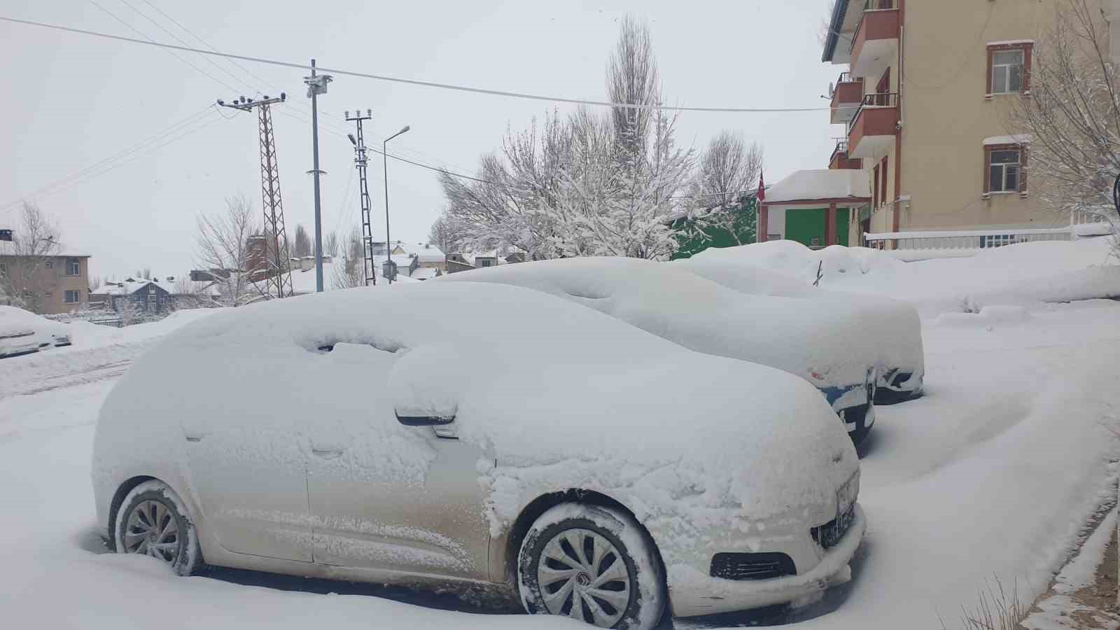 Başkale’de araçlar kara gömüldü: 32 yerleşim yerinin yolu ulaşıma kapandı
