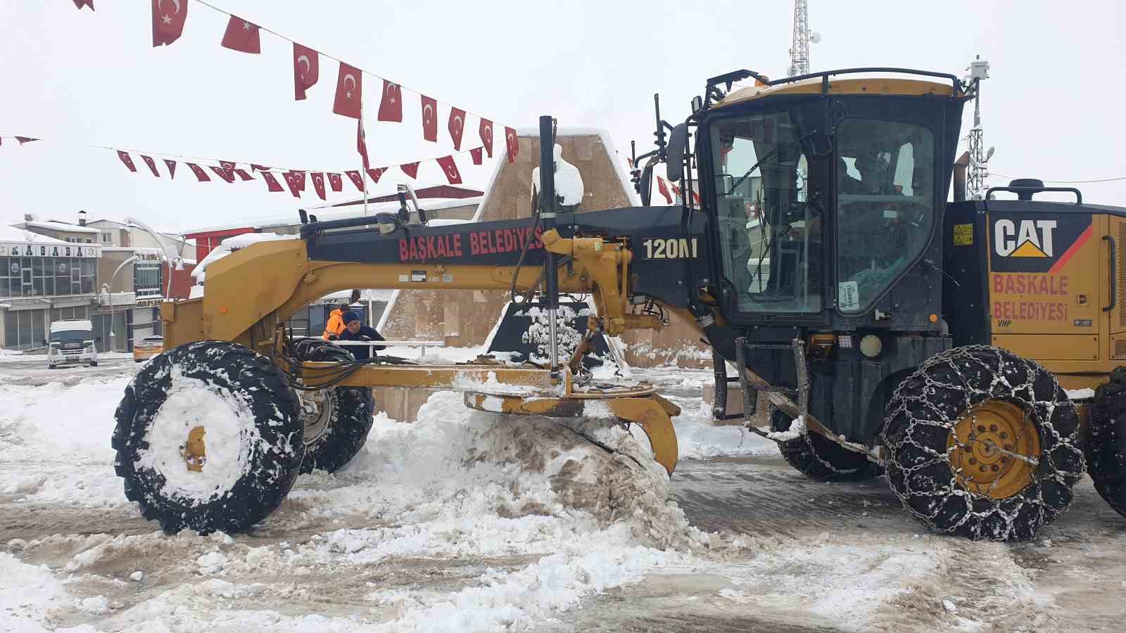 Başkale’de araçlar kara gömüldü: 32 yerleşim yerinin yolu ulaşıma kapandı
