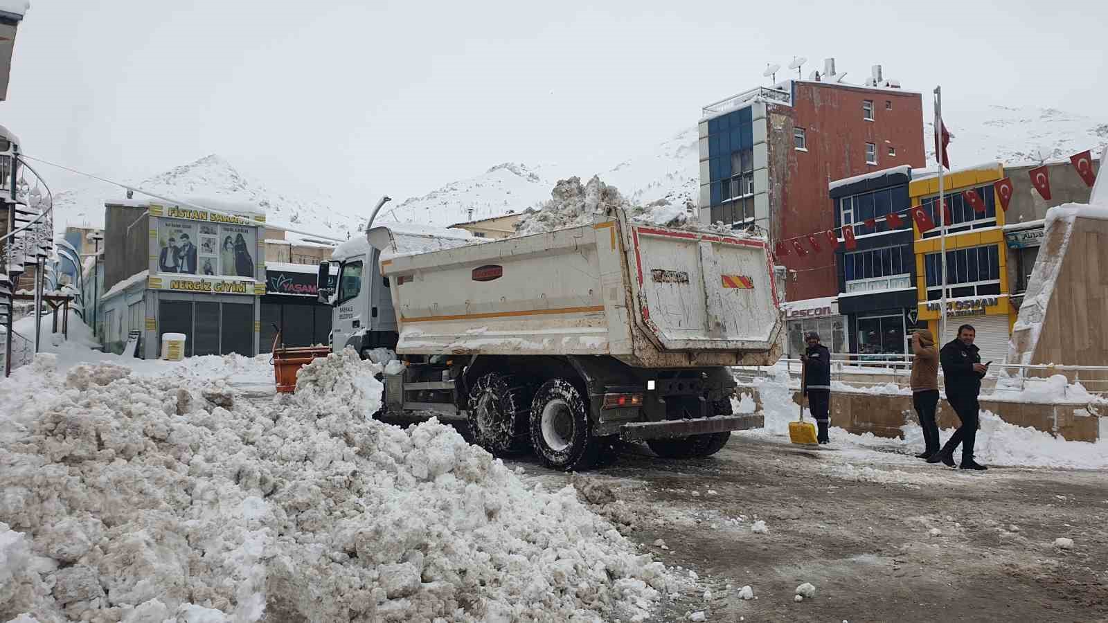 Başkale’de araçlar kara gömüldü: 32 yerleşim yerinin yolu ulaşıma kapandı
