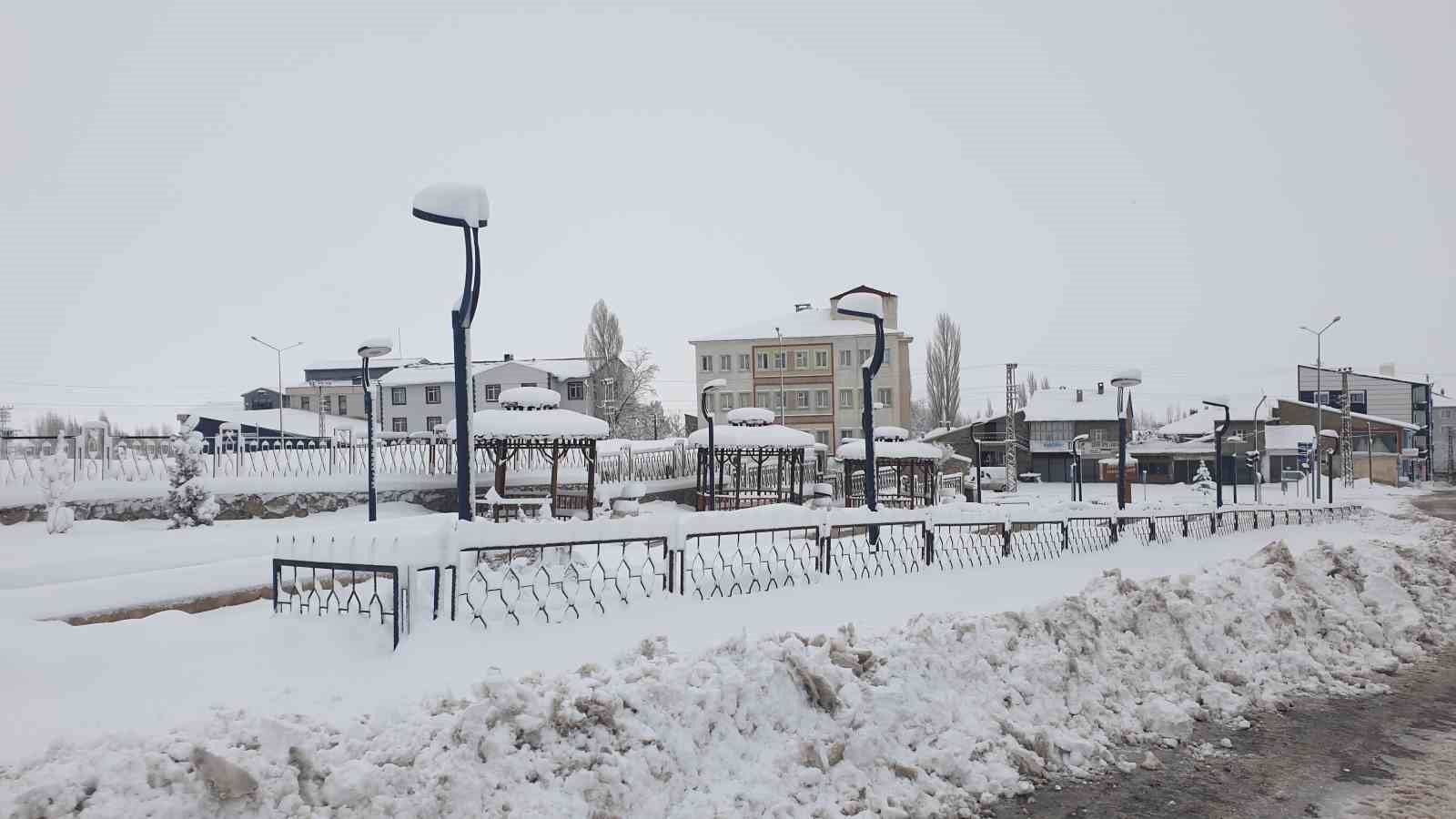 Başkale’de araçlar kara gömüldü: 32 yerleşim yerinin yolu ulaşıma kapandı
