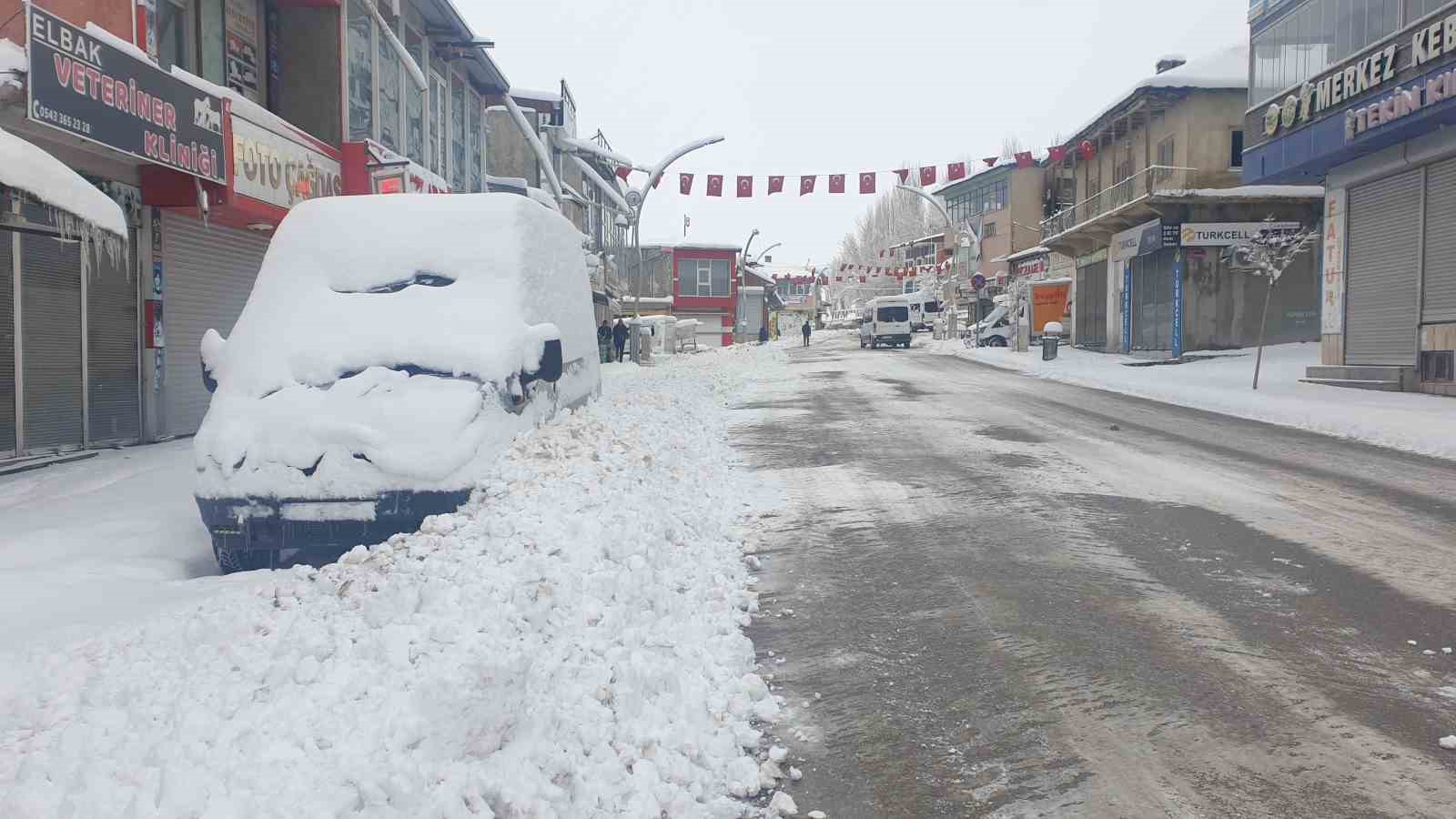 Başkale’de araçlar kara gömüldü: 32 yerleşim yerinin yolu ulaşıma kapandı
