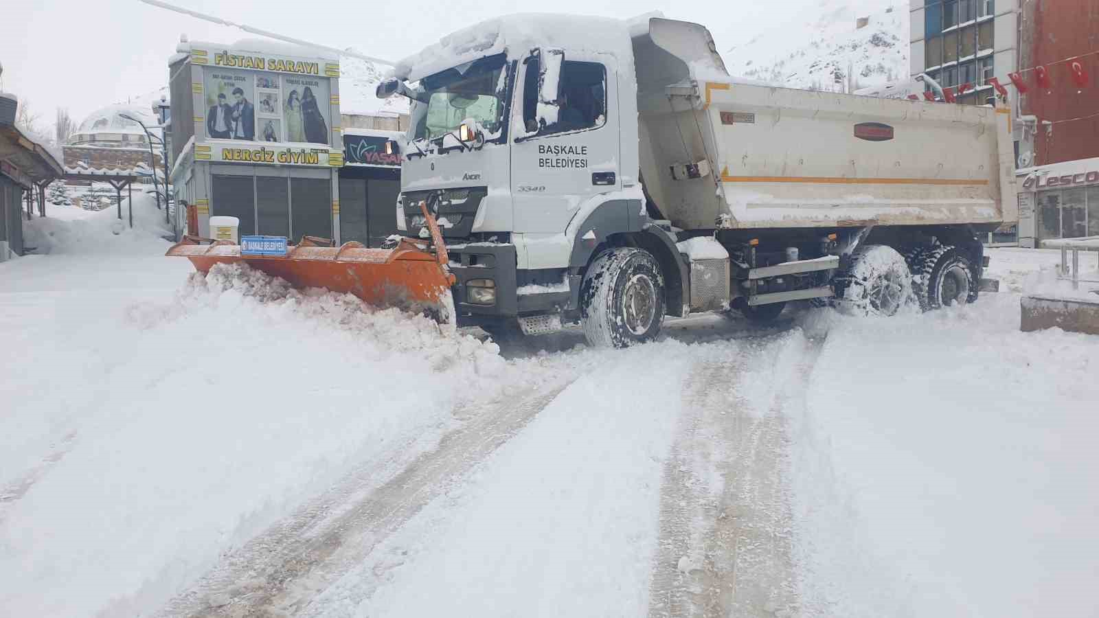 Başkale’de araçlar kara gömüldü: 32 yerleşim yerinin yolu ulaşıma kapandı
