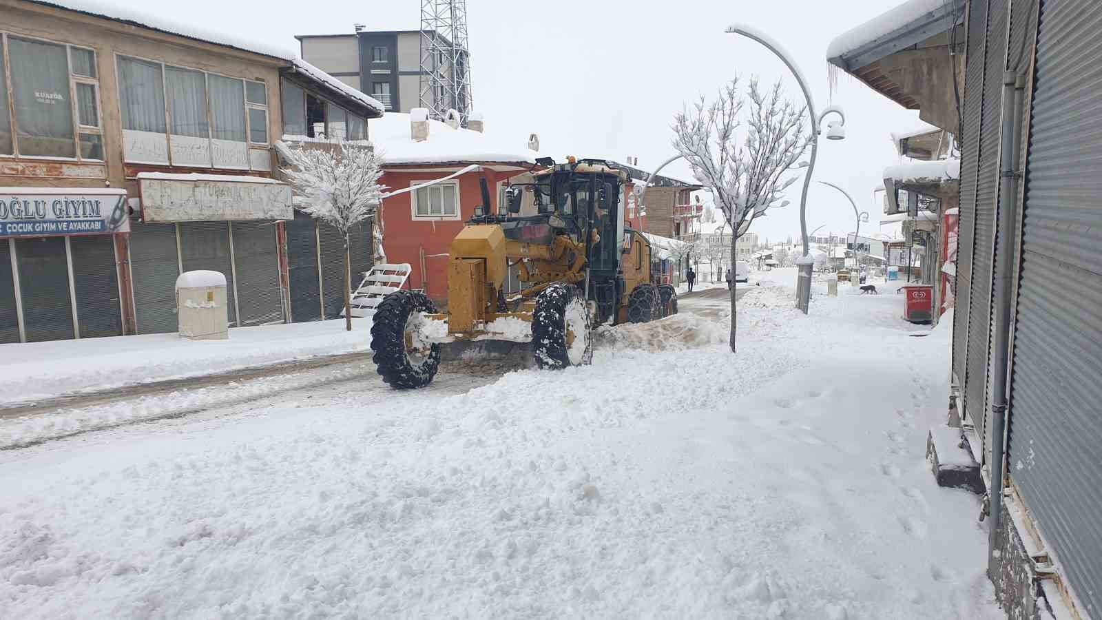 Başkale’de araçlar kara gömüldü: 32 yerleşim yerinin yolu ulaşıma kapandı
