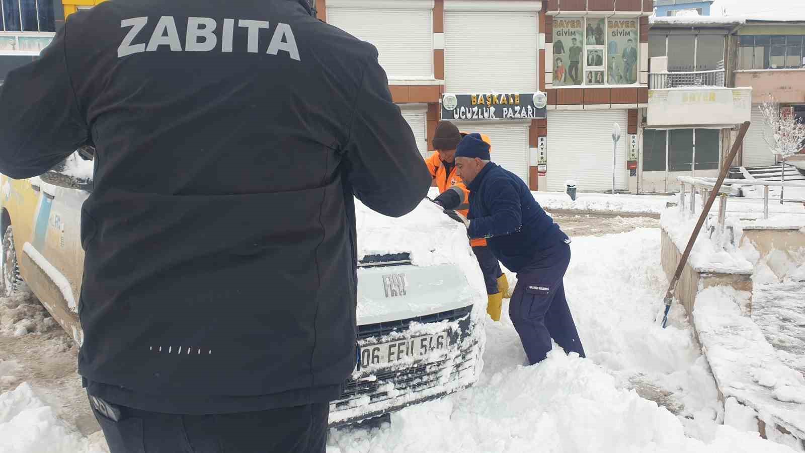 Başkale’de araçlar kara gömüldü: 32 yerleşim yerinin yolu ulaşıma kapandı

