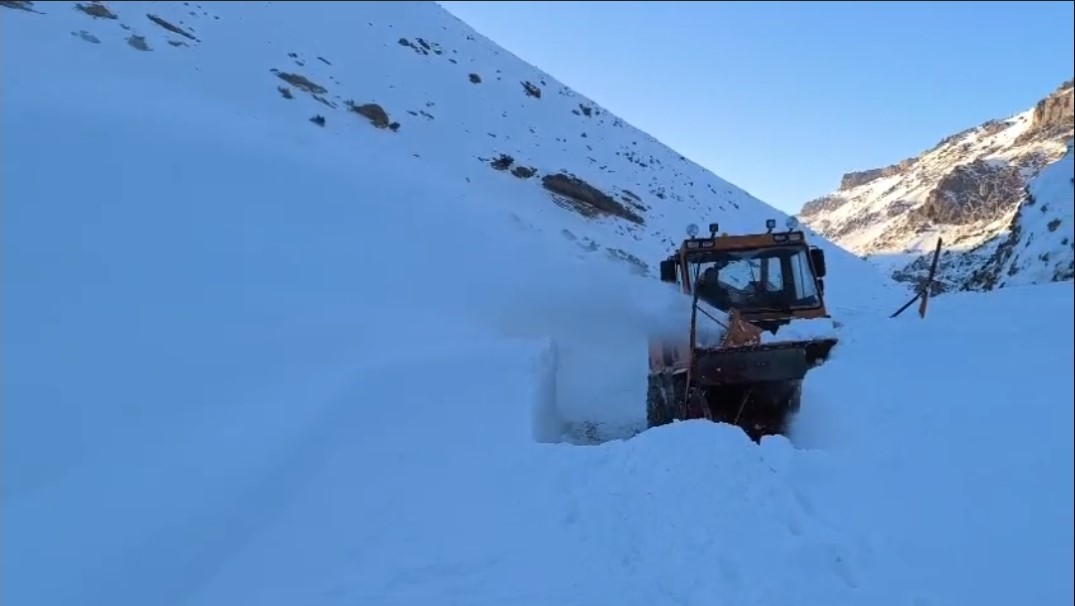 Başkale’de çığ nedeniyle kapanan yol ulaşıma açıldı
