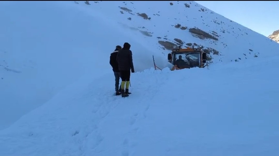 Başkale’de çığ nedeniyle kapanan yol ulaşıma açıldı
