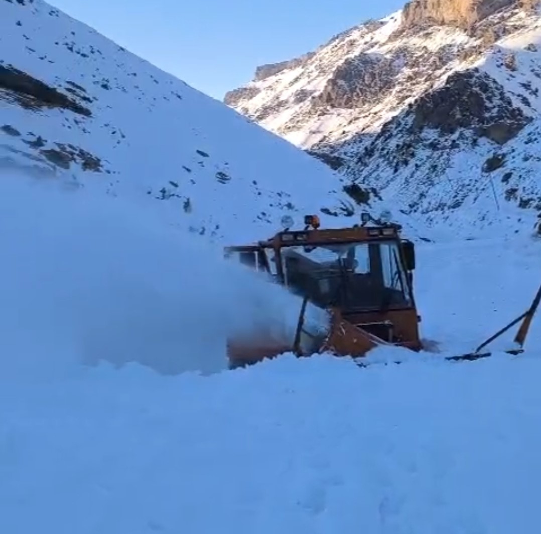 Başkale’de çığ nedeniyle kapanan yol ulaşıma açıldı
