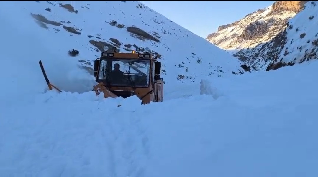 Başkale’de çığ nedeniyle kapanan yol ulaşıma açıldı
