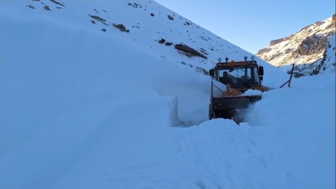 Başkale’de çığ nedeniyle kapanan yol ulaşıma açıldı
