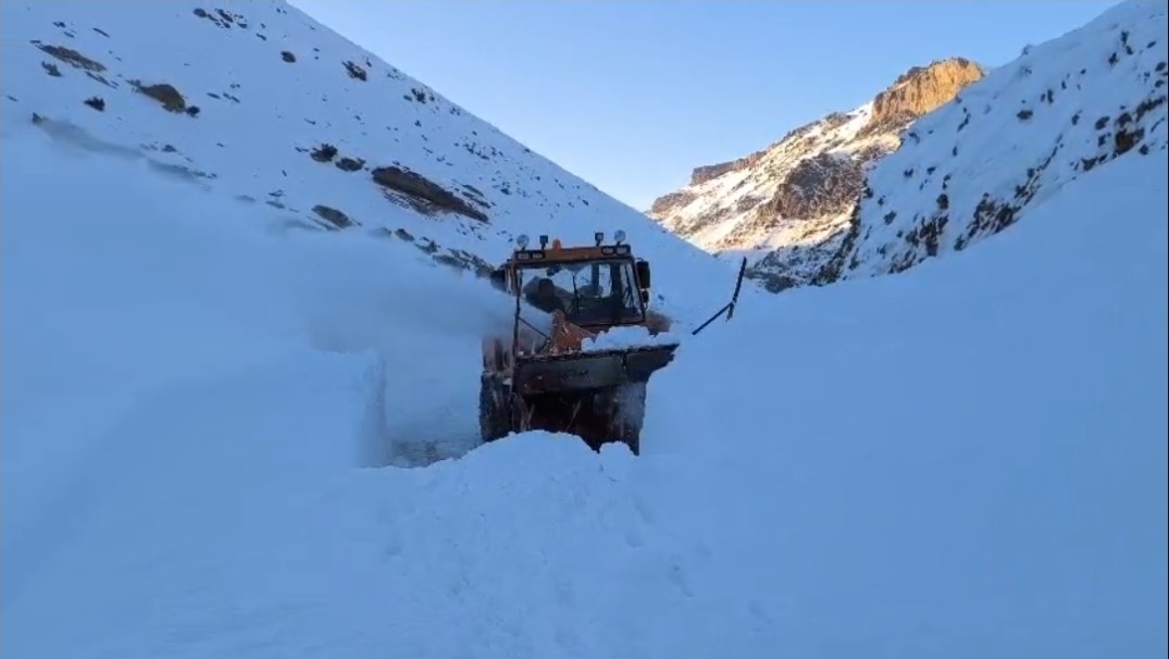 Başkale’de çığ nedeniyle kapanan yol ulaşıma açıldı
