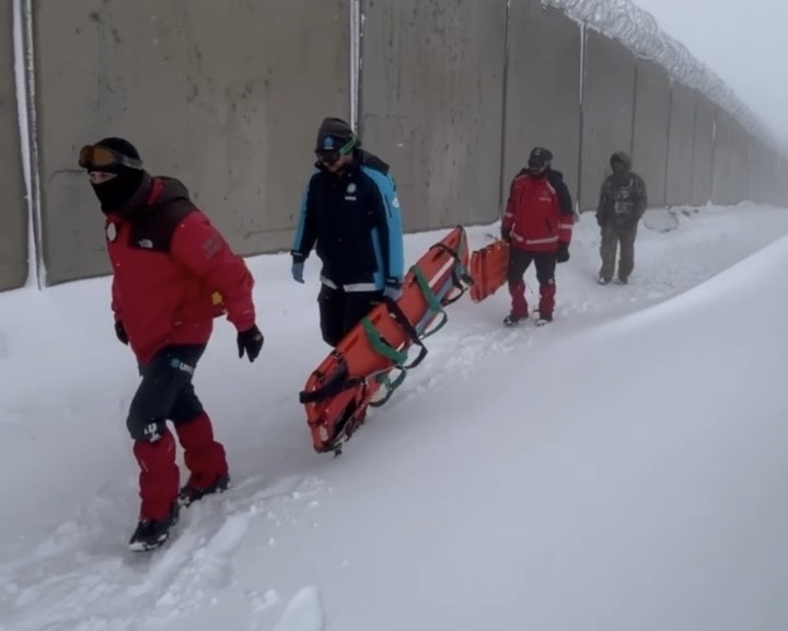 Başkale’de hipotermi şüphesi olan 2 göçmen kurtarıldı

