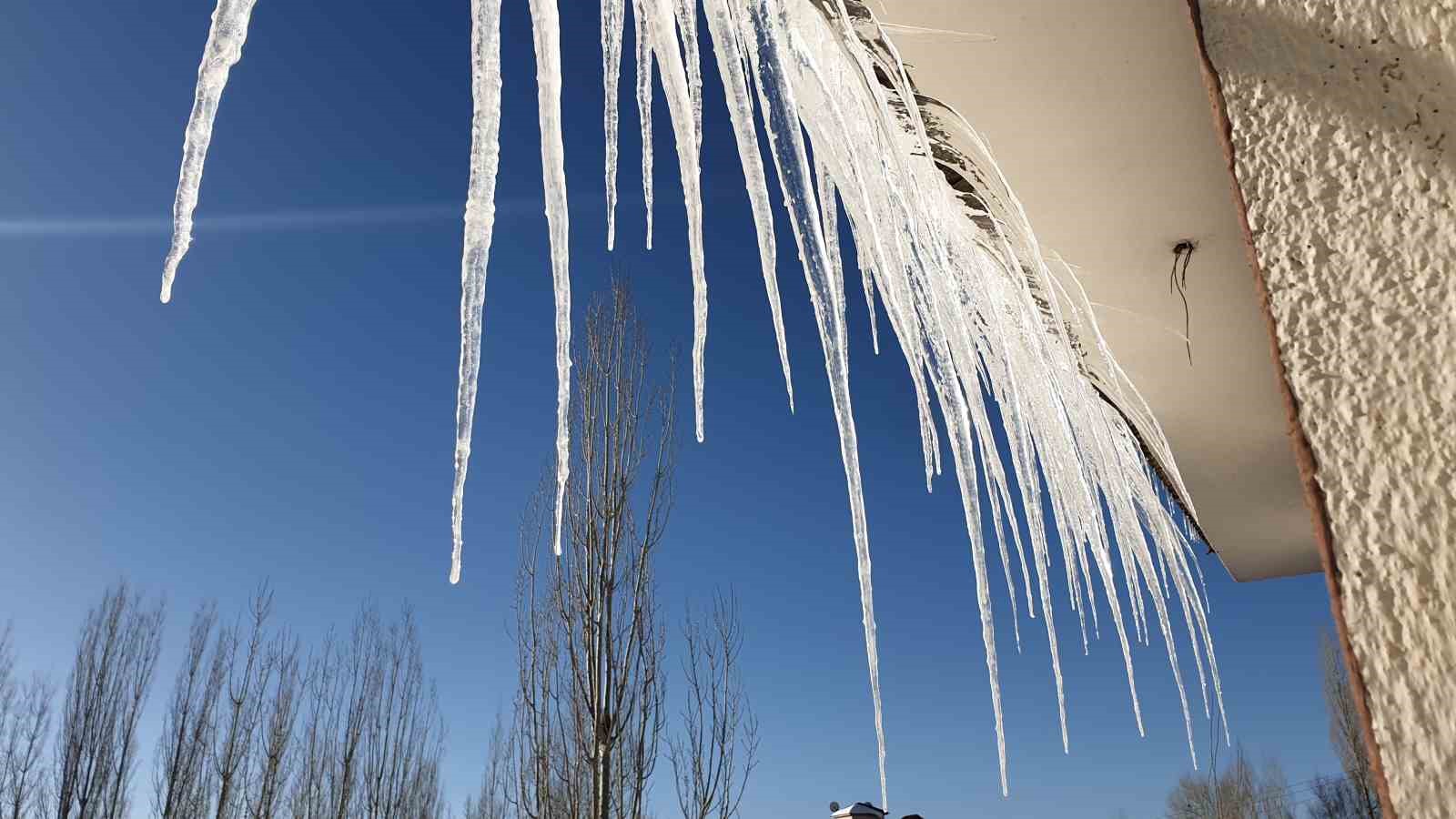 Başkale’de kar yağışı ve dondurucu soğuklar
