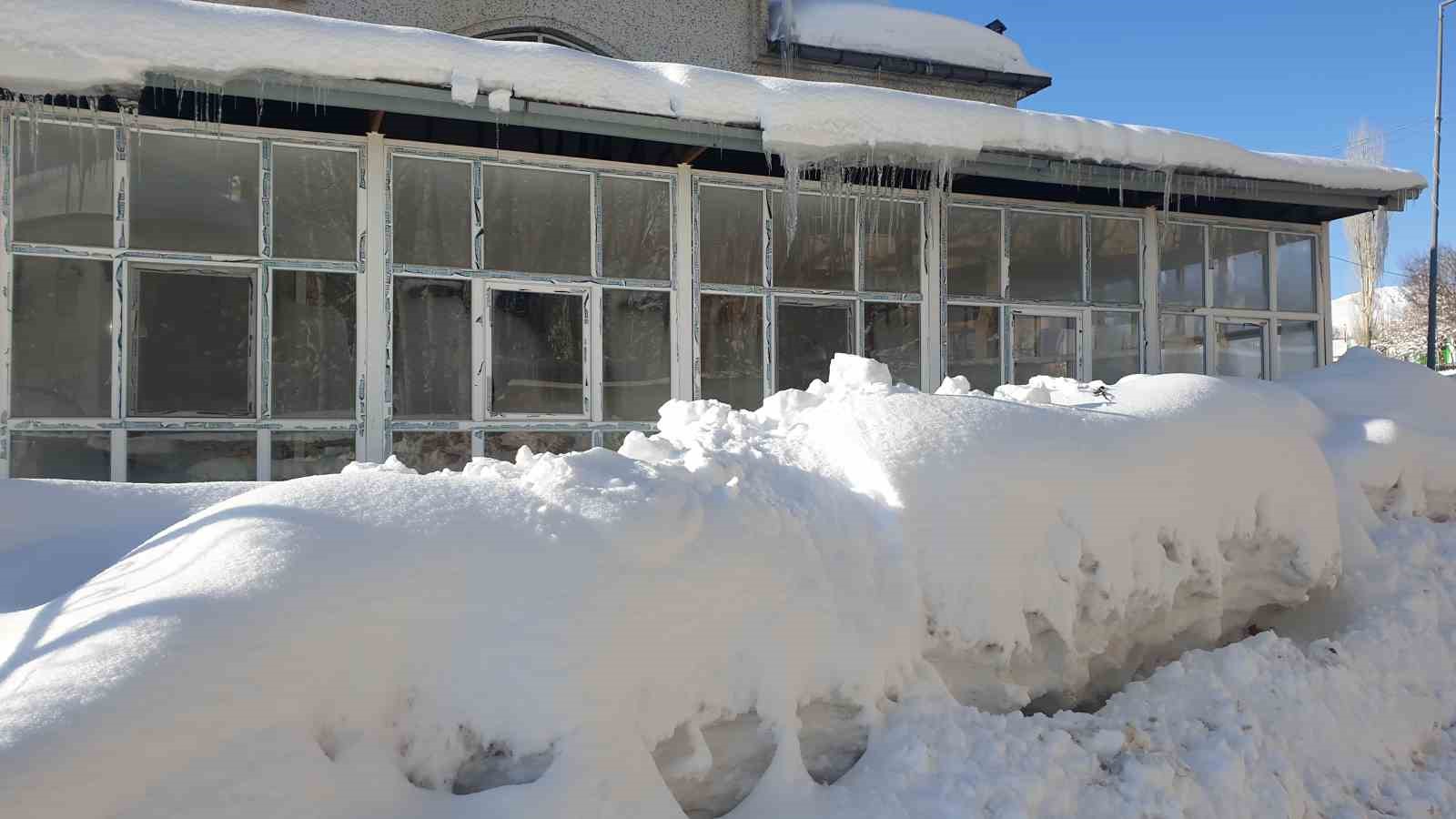 Başkale’de kar yağışı ve dondurucu soğuklar
